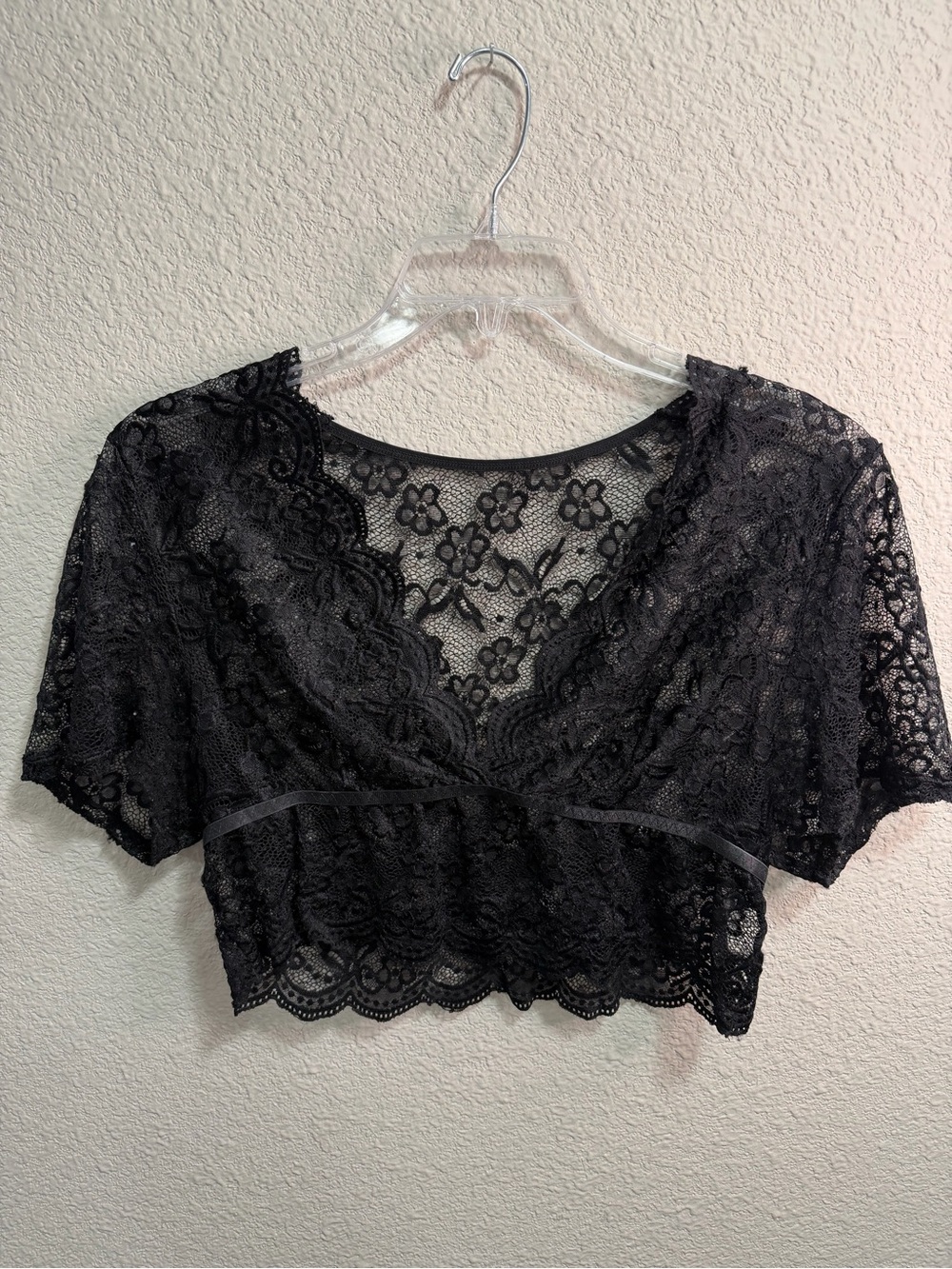 Black Lace Cropped Women's Top - Elegant V-Neck